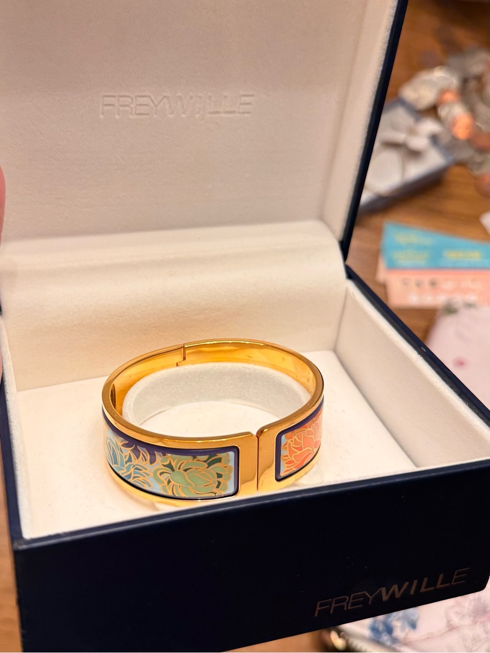 BORDERED BANGLE DONNA 
Design name : Honfleur Indigo
